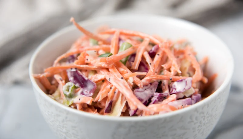 Ensalada de col, surimi y soja