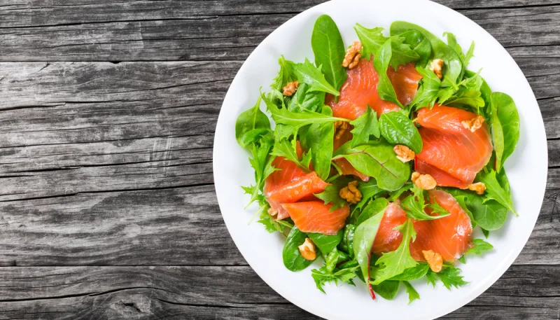 Ensalada de maíz con salmón y nueces