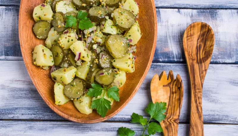 Ensalada de patatas y pepinillos