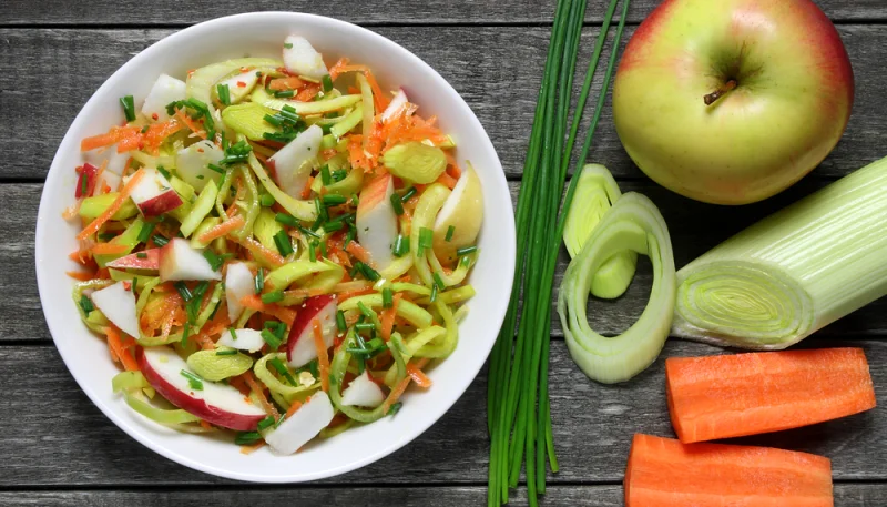 Ensalada de puerros, manzana y piñones