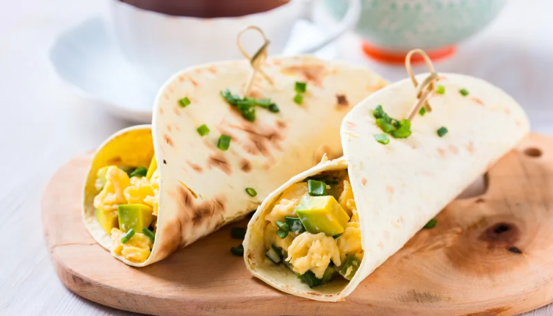 Fajitas con huevo, cebollino y aguacate