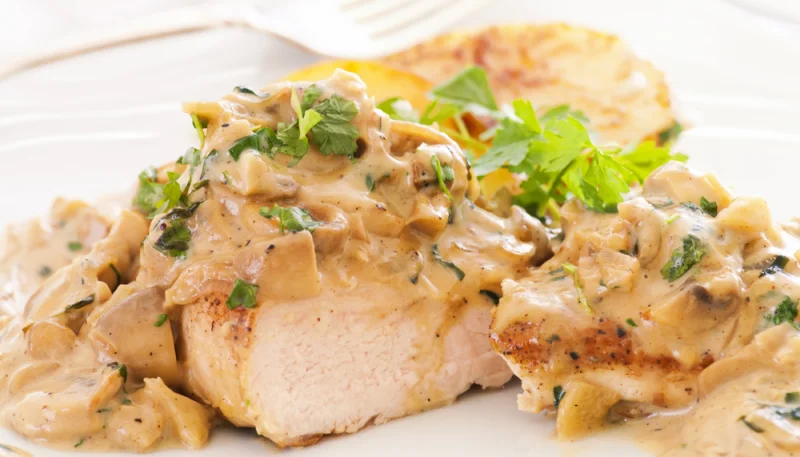 Filetes de pollo en salsa de cebolla y champiñones