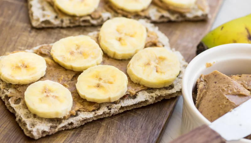 Galletas con queso y banana