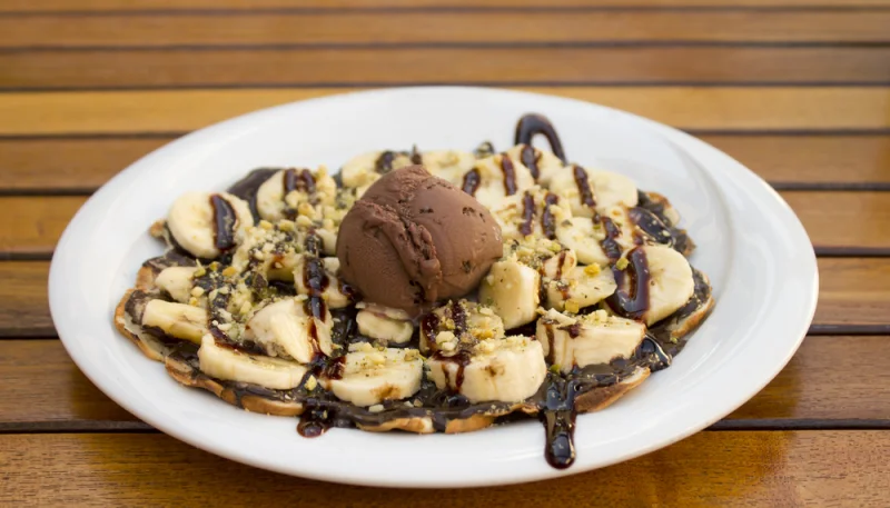 Gofre con helado y banana