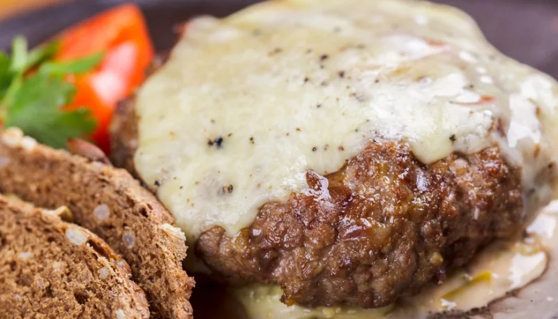 Hamburguesa de ternera con avellanas