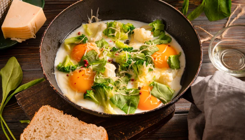 Huevos fritos con brócoli