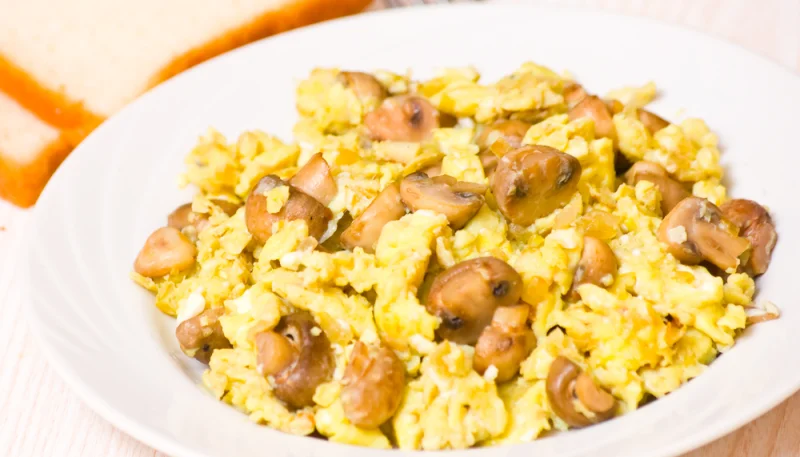 Huevos revueltos con champiñones