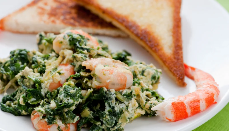 Huevos revueltos con gambas