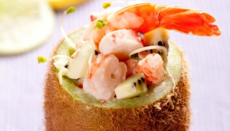 Kiwis rellenos de gambas y cangrejo