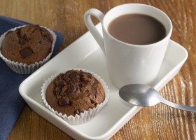 Magdalenas de cacao con pepitas de chocolate