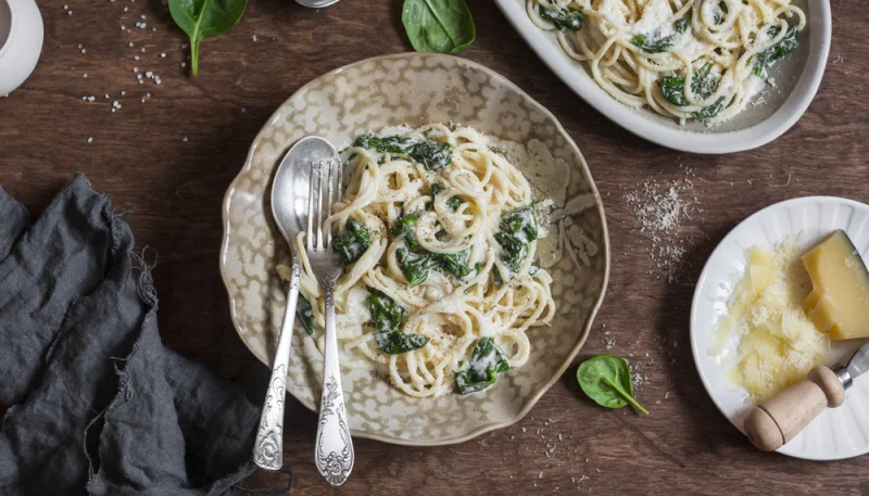 Pasta con espinacas y crema de coliflor