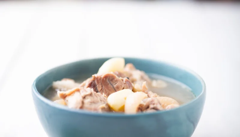 Patas de cerdo en su caldo