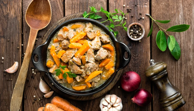 Pavo salteado con zanahorias