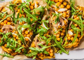 Pizza de garbanzos y pesto