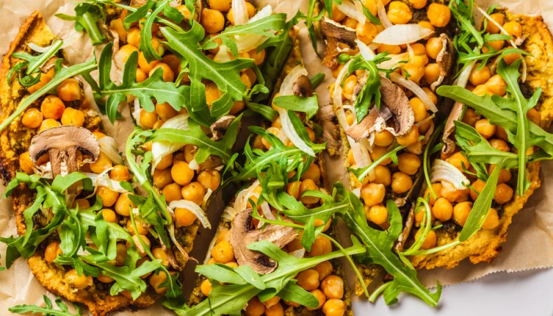 Pizza de garbanzos y pesto