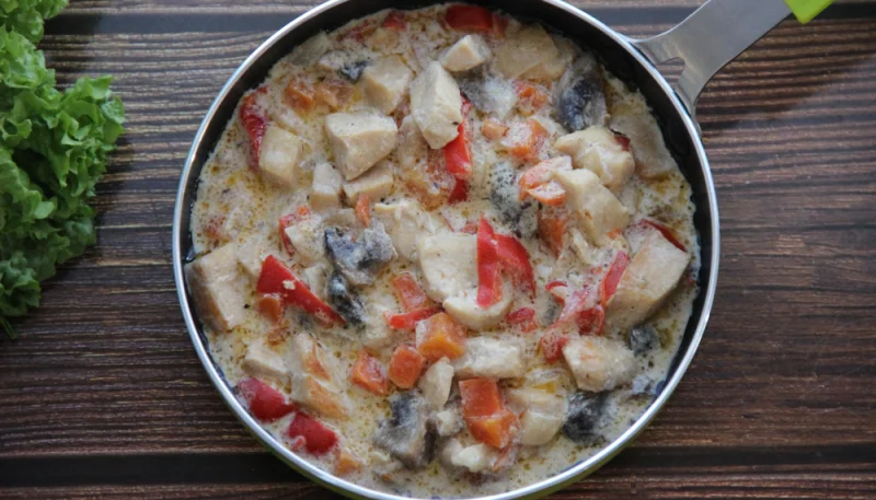 Pollo al vino blanco con verduras