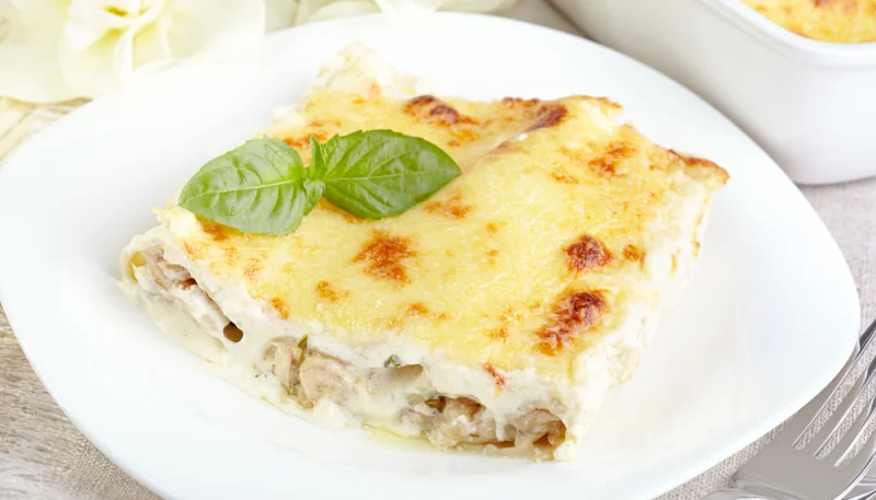 Pollo gratinado con nata y huevos