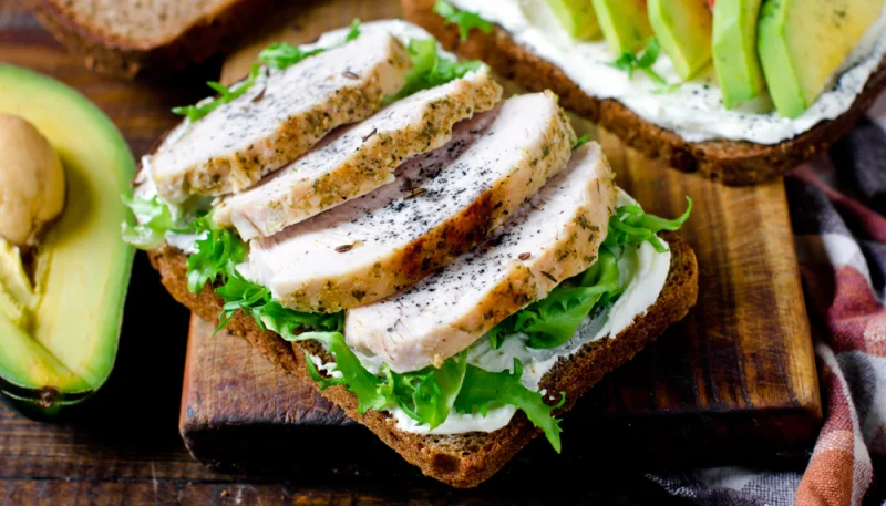 Sándwich de pollo con queso de cabra