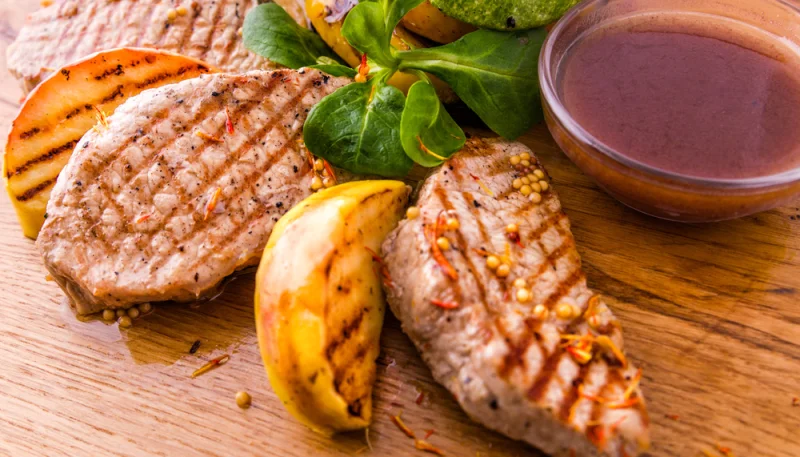 Solomillo de cerdo con manzanas y mostaza