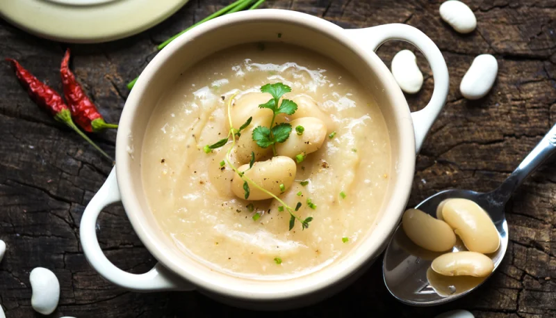 Sopa cremosa de judías blancas y chorizo