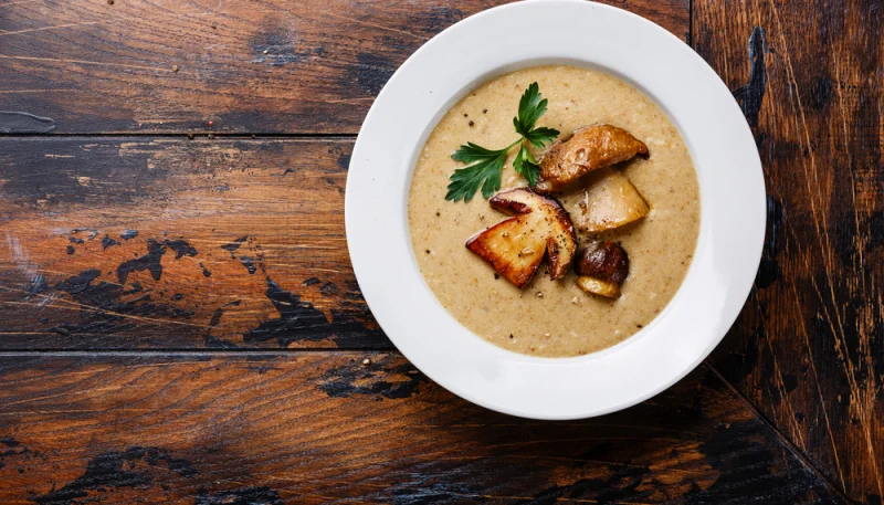 Sopa de champiñones con cebollino