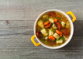 Sopa de verduras con chorizo