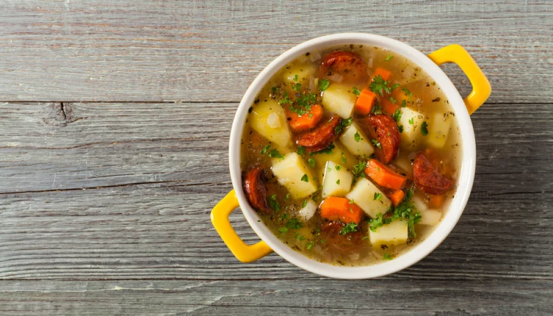 Sopa de verduras con chorizo