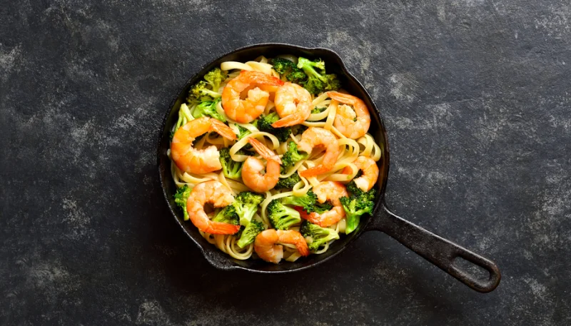 Tallarines con gambas y brócoli