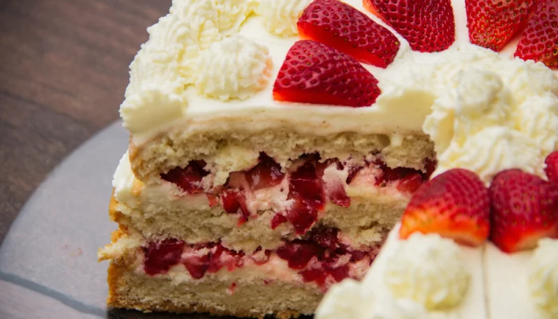 Tarta de avena con fresa y crema batida