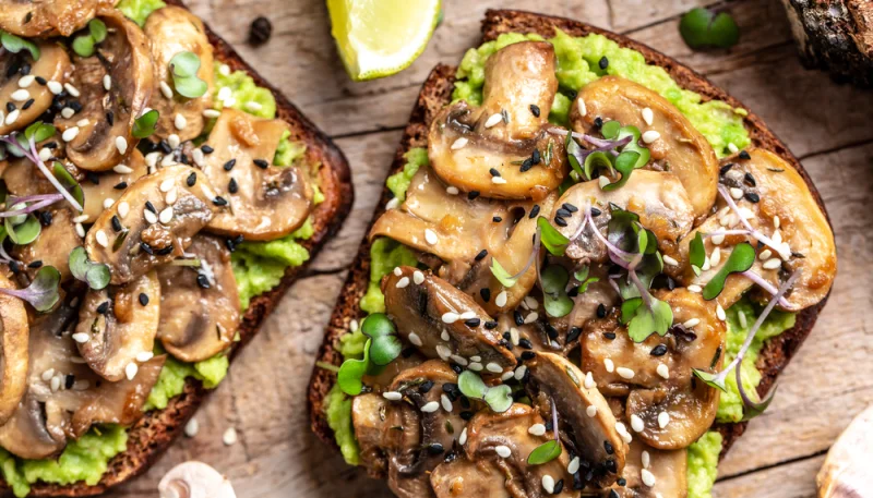 Tostadas con aguacate y champiñones