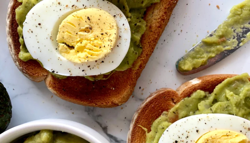 Tostadas con aguacate y huevo cocido