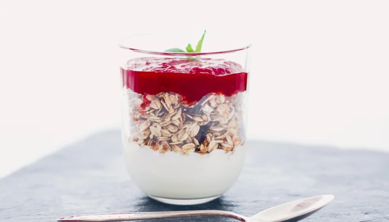 Avena con nueces, yogur y manzana caramelizada