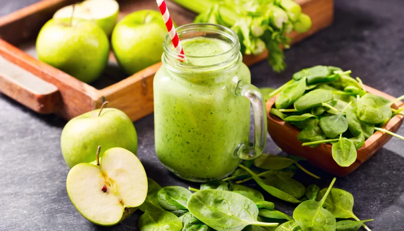 Batido de espinacas, manzana y apio
