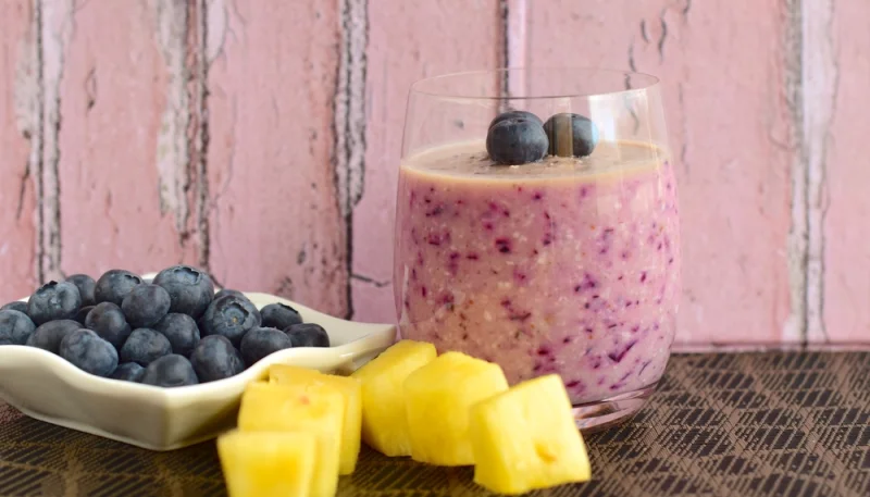 Batido de piña y arándanos