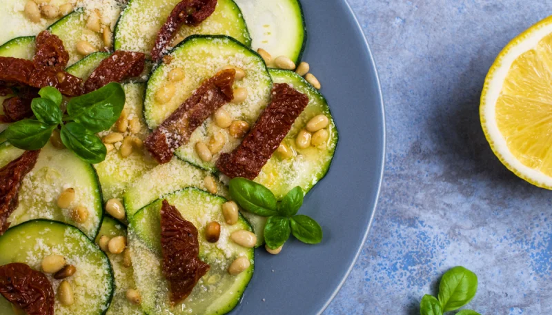 Calabacín con tomates secos y nueces