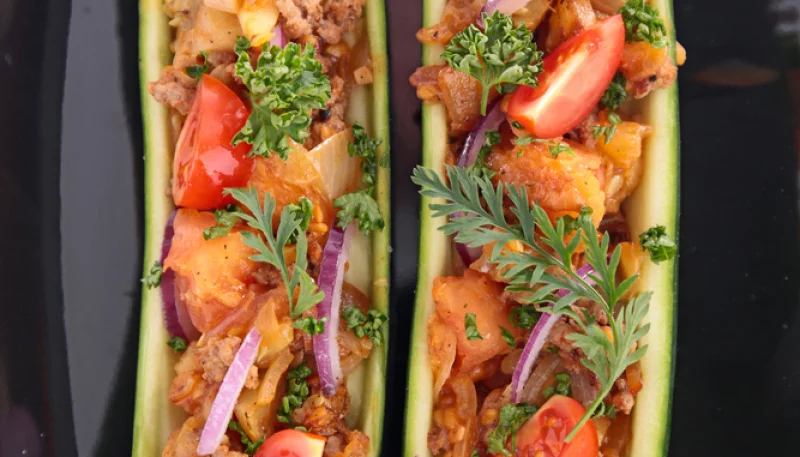 Calabacín relleno de nueces y pollo