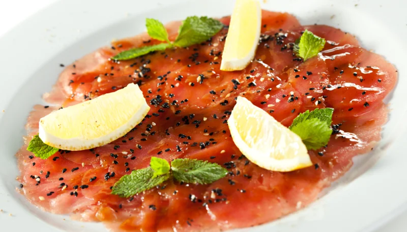 Carpaccio de atún al limón