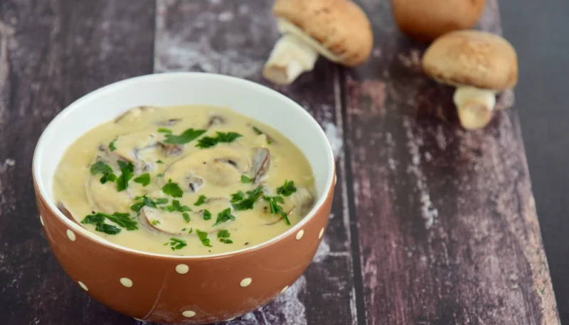 Crema de champiñones con cebolla y huevos