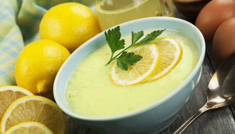 Crema de limón con huevo y perejil