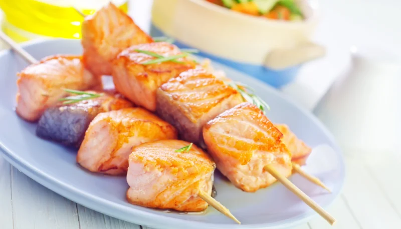 Cubos de salmón al curry