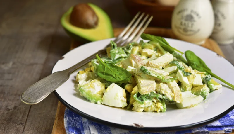 Ensalada con huevos y aguacate