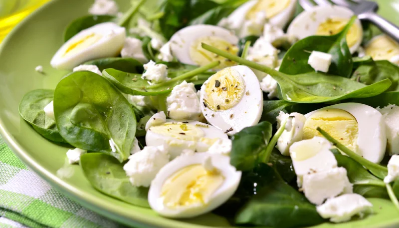 Ensalada de espinacas y huevos de codorniz