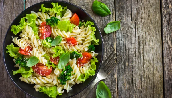 Ensalada de pasta con brócoli