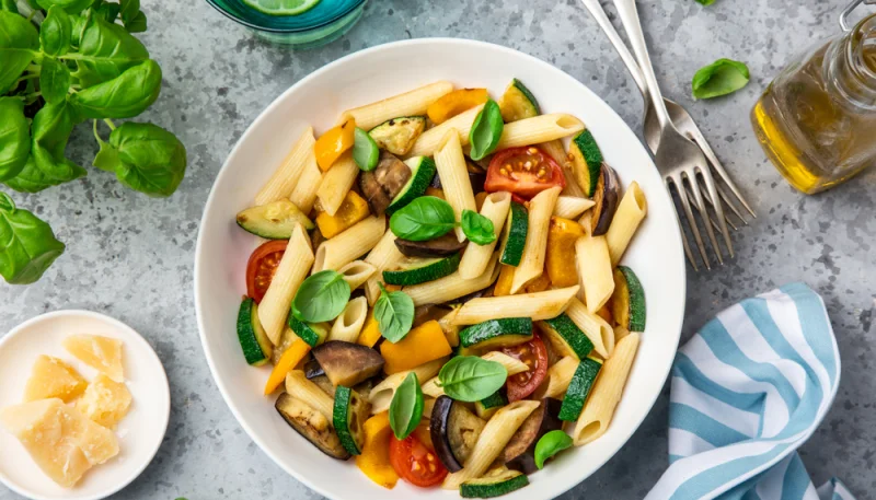 Ensalada de pasta con calabacín, tomate y berenjena
