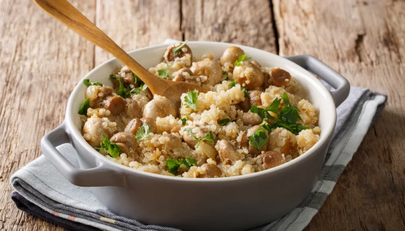 Ensalada de quinoa con cebolla y champiñones