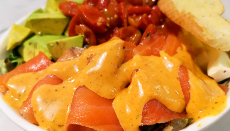 Ensalada de salmón con queso