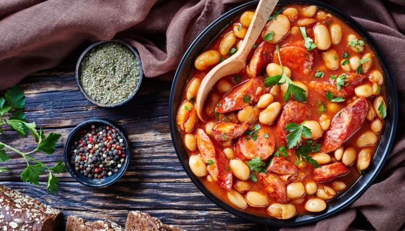 Estofado de salchichas y judías