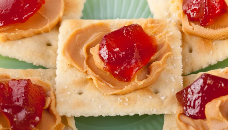 Galletas saladas con cacahuetes y frambuesa