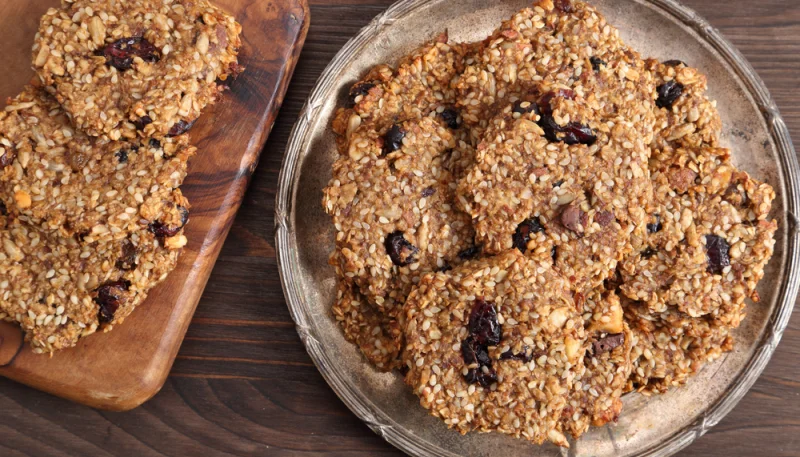 Galletas con leche, plátano y arándanos