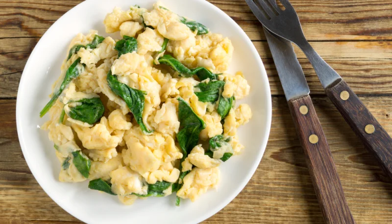 Huevos revueltos con espinacas